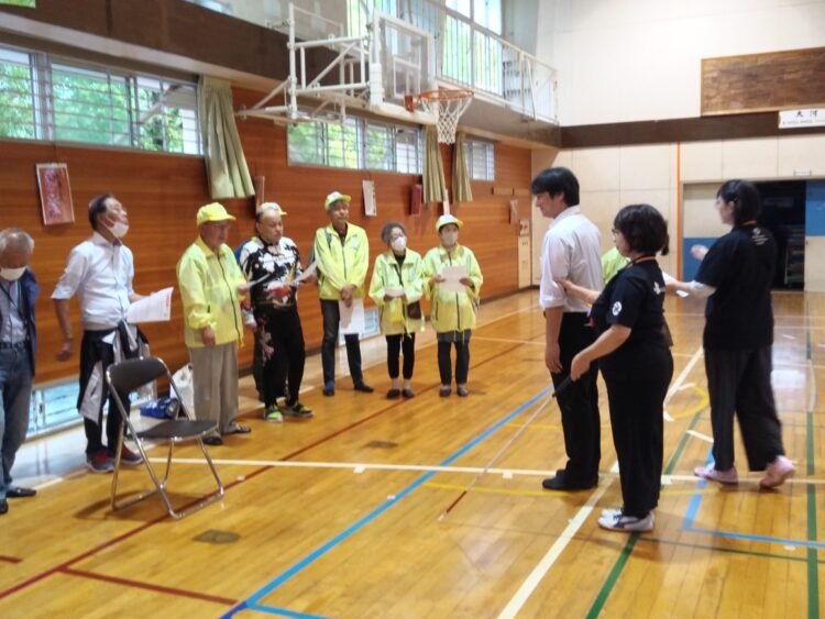 10/23東青山小学校区 地域合同避難訓練でアイマスク体験をしました